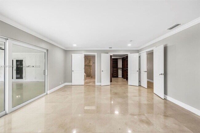 Building Photo - 633 Solar Isle Dr