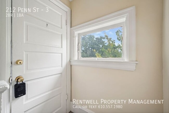 Building Photo - 2 Bedroom - 1 Bath Apartment located Ridle...
