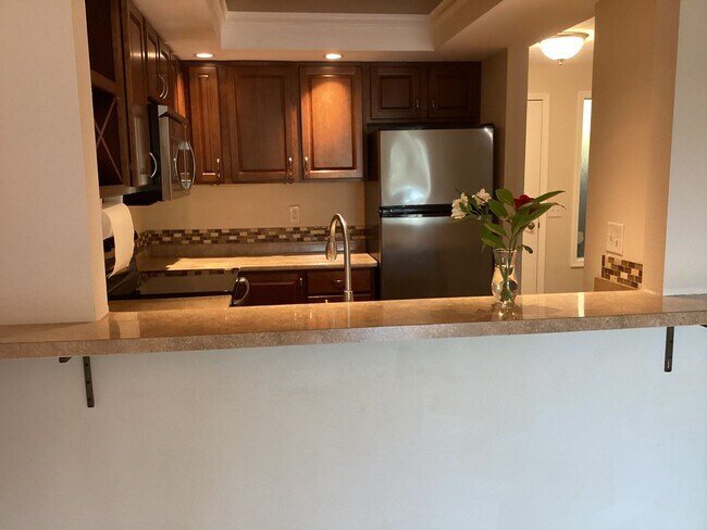 Building Photo - Charming Edmonds Condo with Two Garages an...