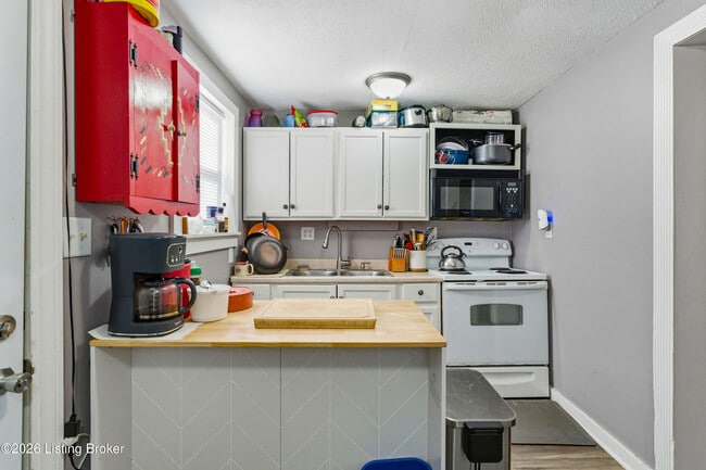 Building Photo - 924 Burton Ave