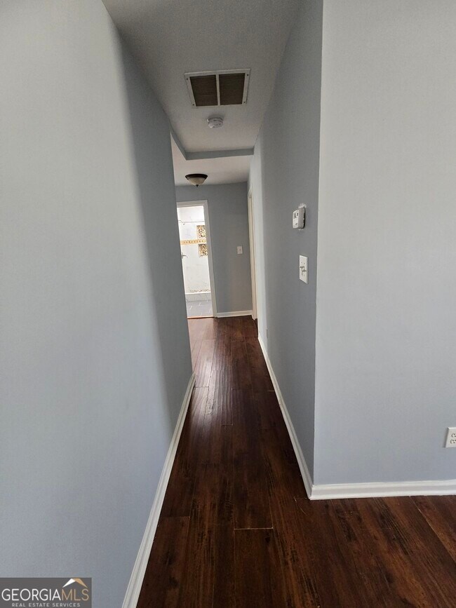 Building Photo - 1211 Lake Dr