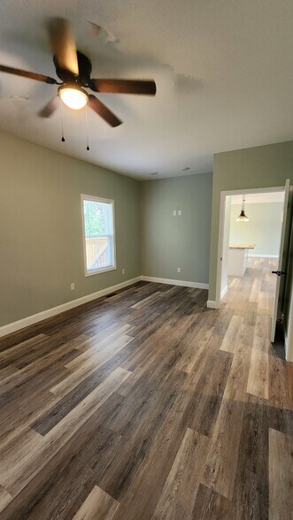 Building Photo - 829 River Cliff Dr