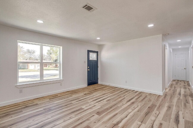 Building Photo - 521 Mesquite Ave N