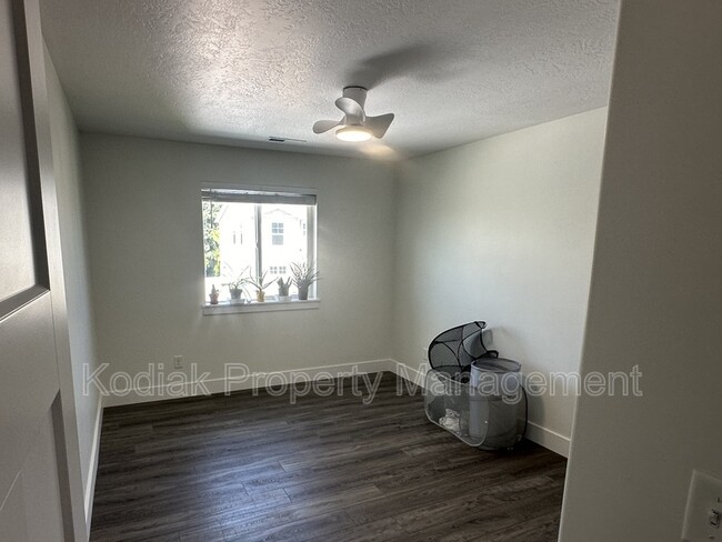 Building Photo - 912 Queensmill Ln