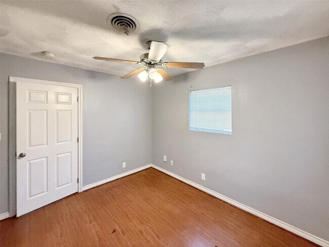 Building Photo - 211 Skyway Dr