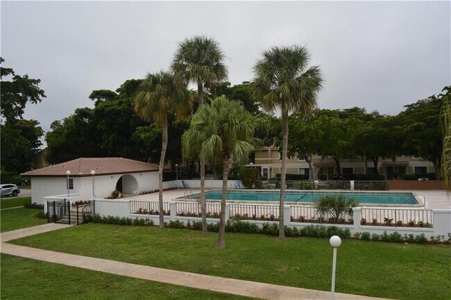 Building Photo - 2710 Riverside Dr