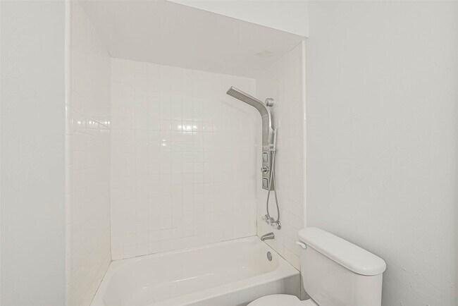 Building Photo - 1110 W Tri Oaks Ln