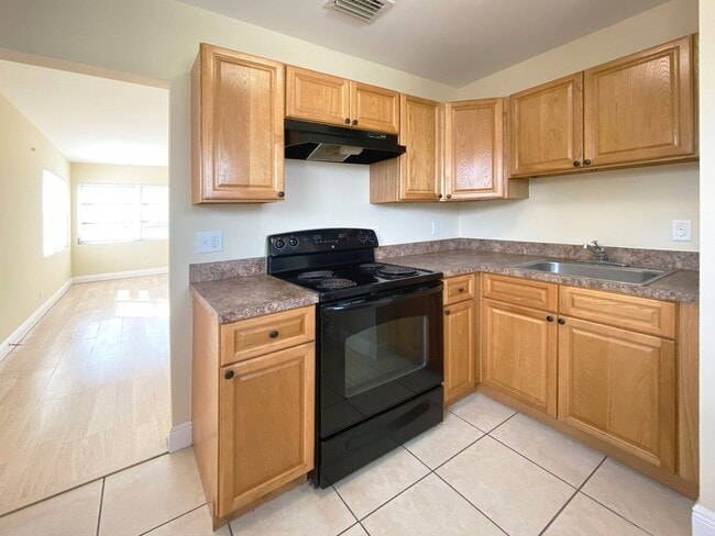 Building Photo - Spacious 2 Bedroom/ 1 Bath Available NOW!