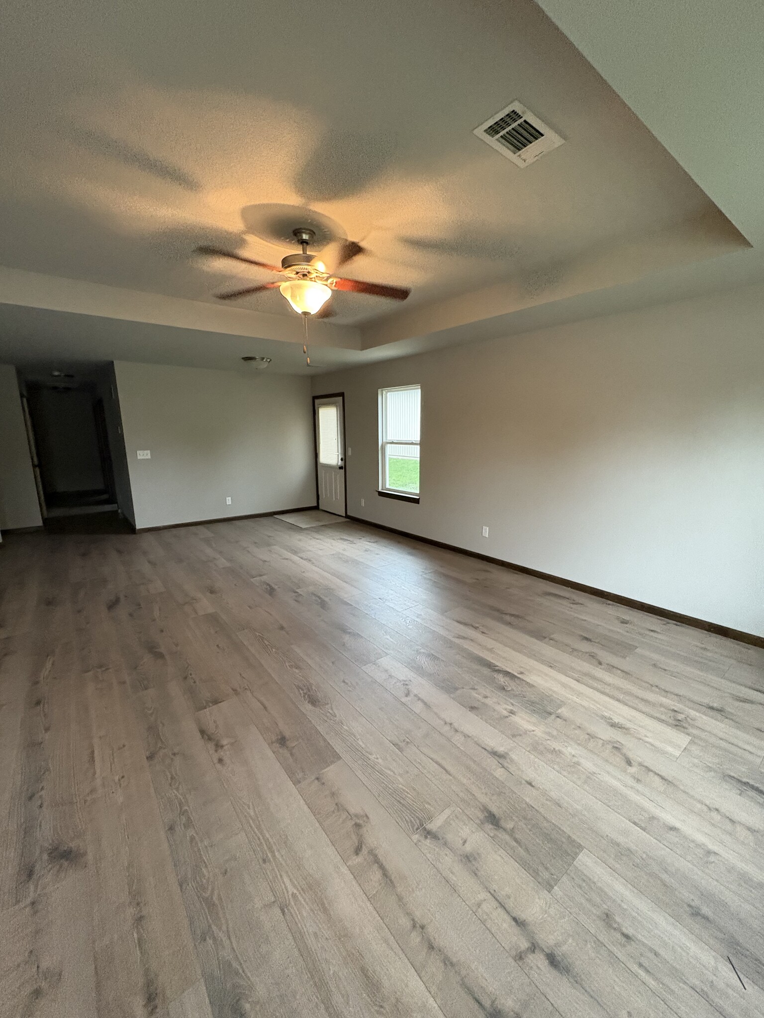 Building Photo - 135 SW Rose Garden Ln