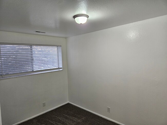 Building Photo - 2 BD 1 Bath Condo Remodeled Through-Out