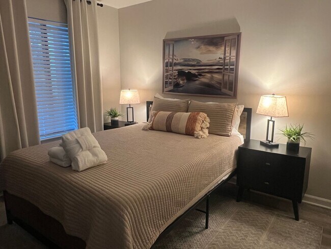 Building Photo - Furnished Updated Condo on HHI - Walk to the Beach!