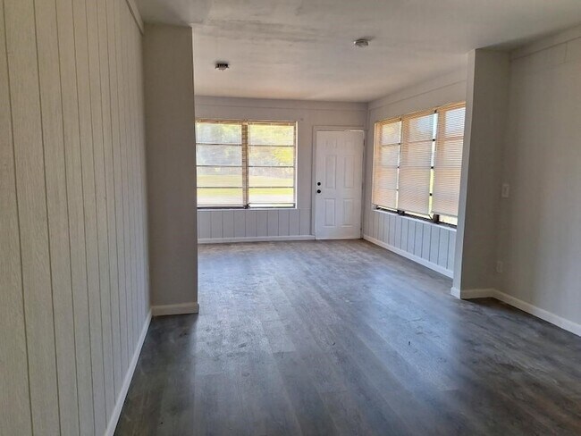 Building Photo - 1758 Mistletoe St