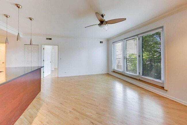 Building Photo - 815 N Marshfield Ave