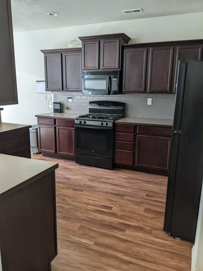 Building Photo - 3 Bed, 2 Bath Single Level Home in SE Bend...