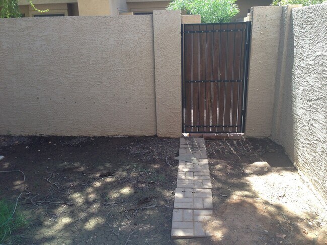 Building Photo - **BEAUTIFUL 2br/2.5ba TOWNHOME (ELLIOTT & ARIZONA AVE)