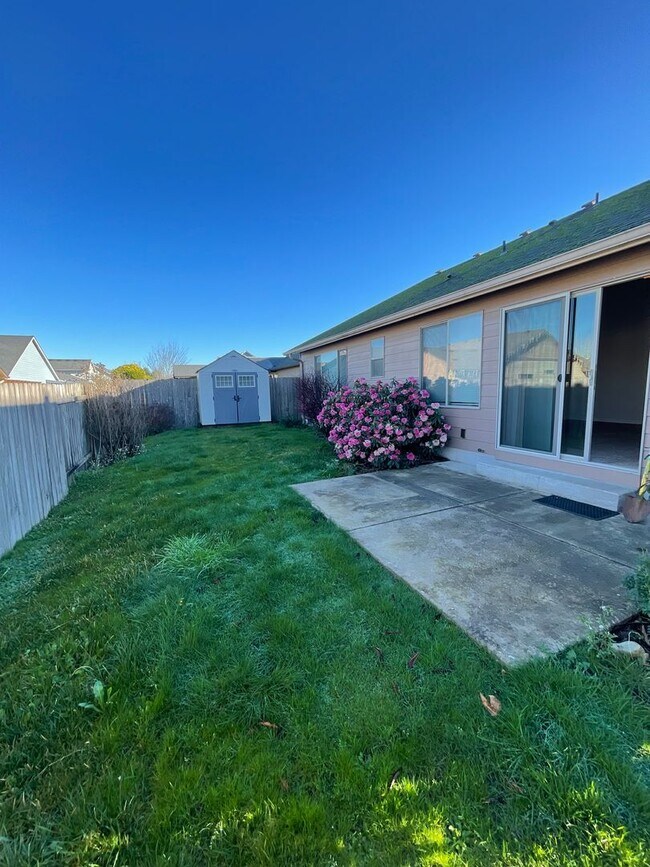 Building Photo - Dont miss out on this charming four bedroom home!