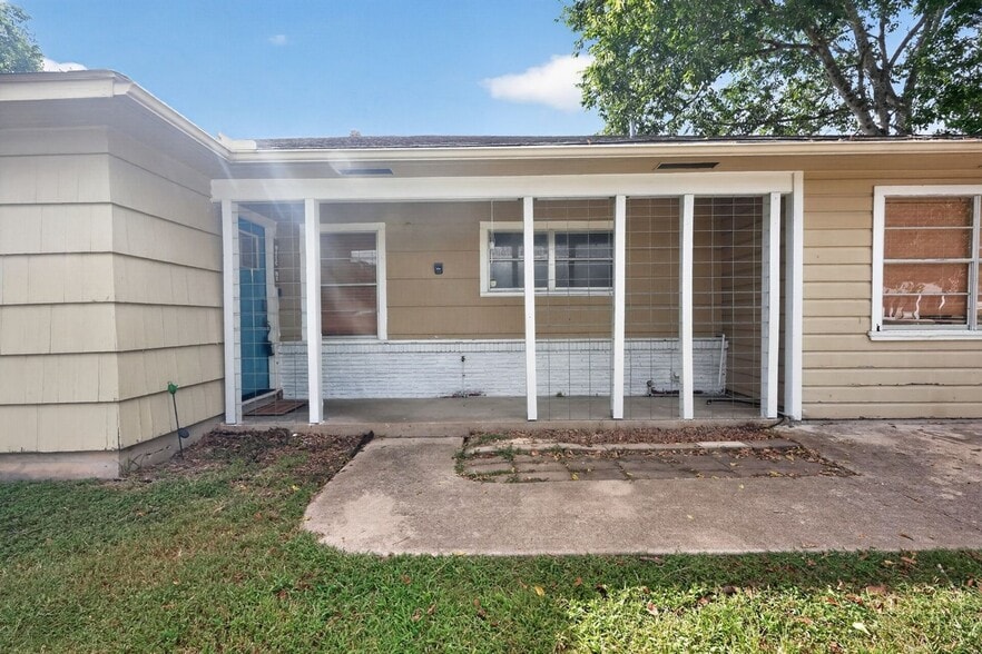 Building Photo - 725 Mary Lake Dr