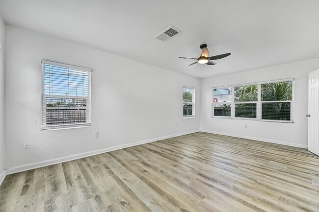 Building Photo - 2328 Wimcrest St