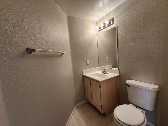 Building Photo - Beautiful townhouse in Silverado Ranch