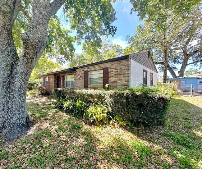 Building Photo - 1502 W Country Club Dr