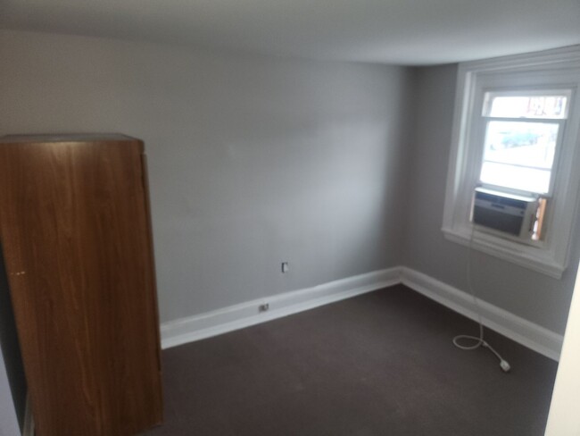 Building Photo - 5 bedroom end unit townhome for rent