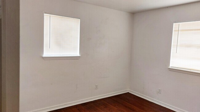 Building Photo - 933 W Rulane Dr