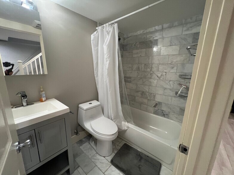 Building Photo - 39 Snow St