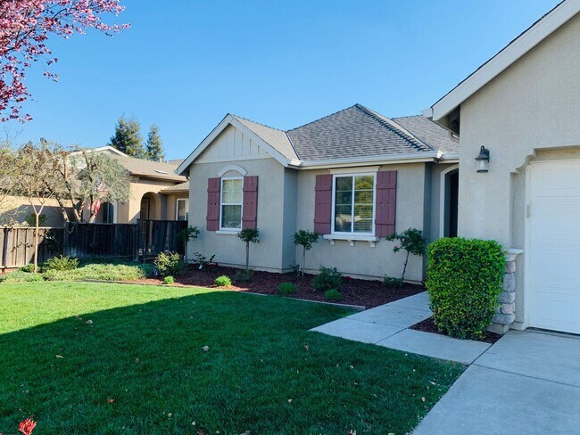 Building Photo - Coming up FOR SALE! Like New Super clean 3/2 West Fresno single story in Central Unified