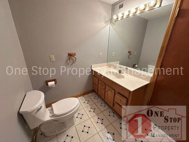 Building Photo - 3 bedroom, 2.5 bathroom home is desirable ...