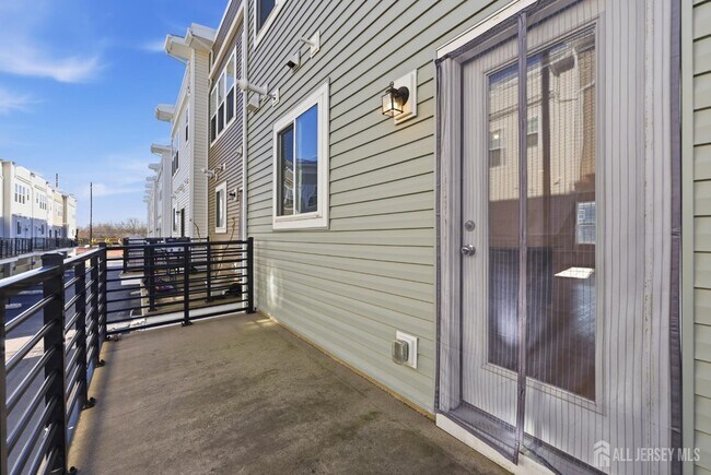 Building Photo - 38 Bond St