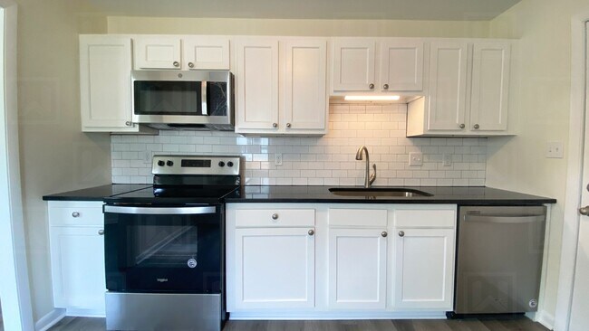 Building Photo - 2-Bed Home in Oakridge Community - Renovated