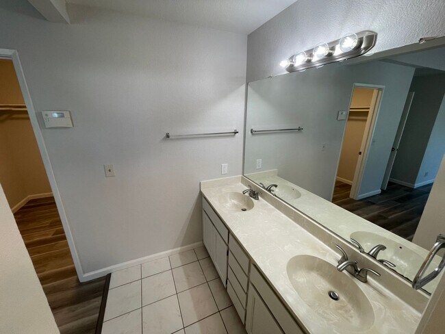 Building Photo - 2700 Bluebell Cir