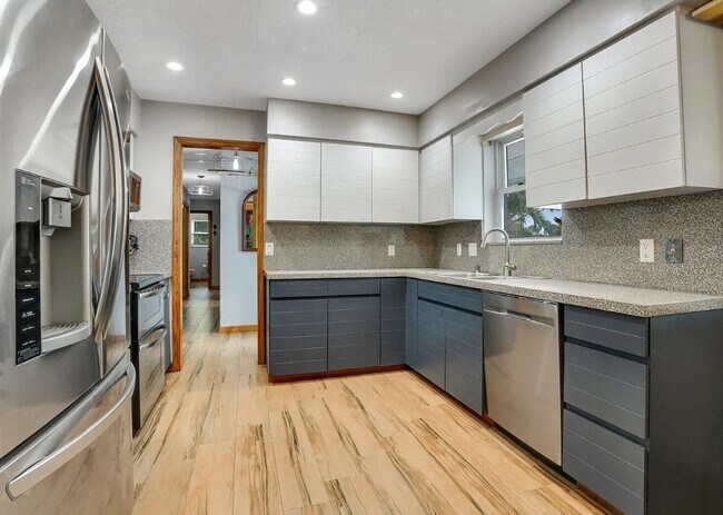 Building Photo - Boater's Dream: 4/2.5/3CG home in exclusiv...