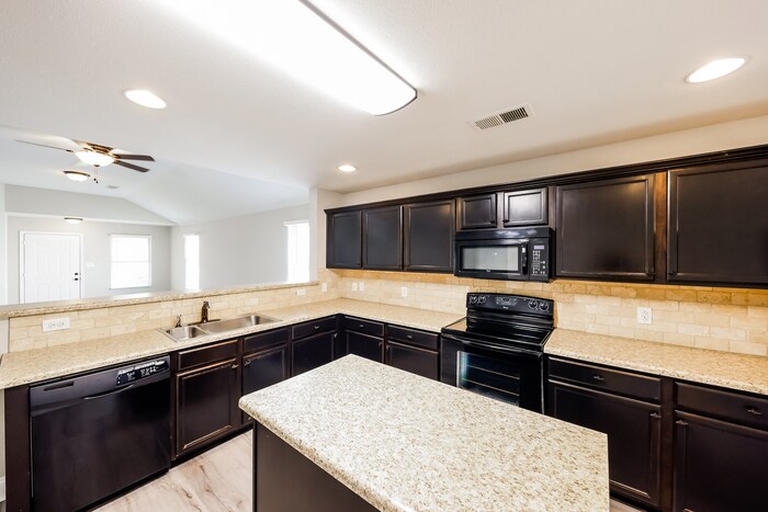Building Photo - 243 Bermuda Lakes Dr