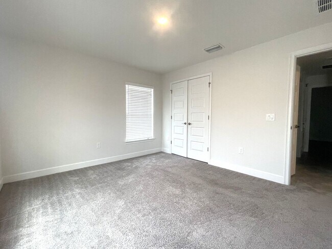 Building Photo - Amazing 3 Bed/2Bath/3 Car Garage Home in Hudson!