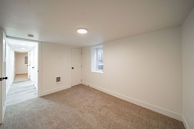 Building Photo - Lower unit renovated property near ISU.