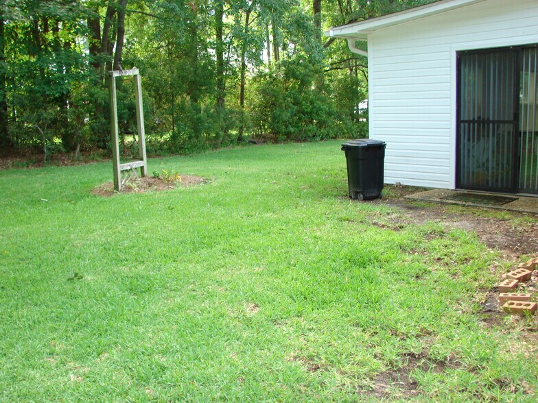 Side yard - 1847 Gibson Ave
