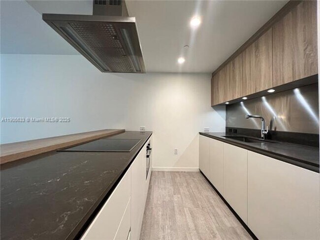 Building Photo - 1000 Brickell Plaza