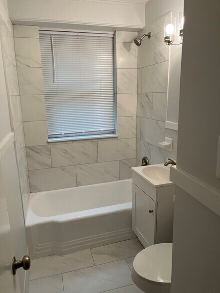 Bathroom - 585 E Parkway S