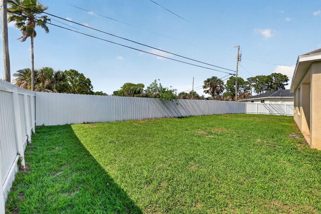 Building Photo - 393 SW Tarra Ave