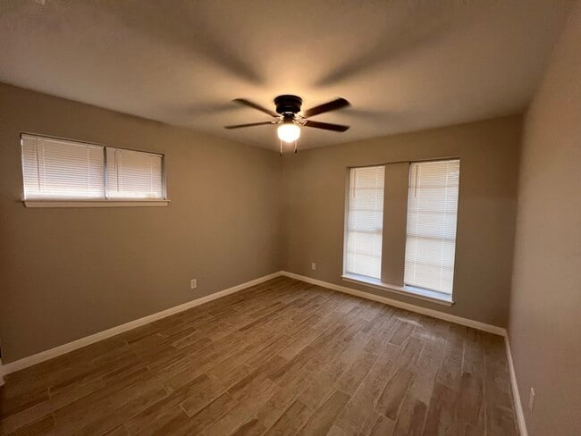 Building Photo - 1110 Falcon Dr