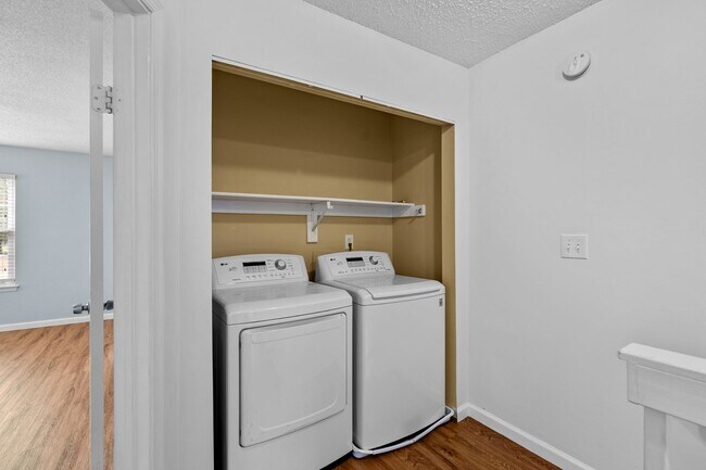 Building Photo - Stunning 2-bed condo in Virginia Beach