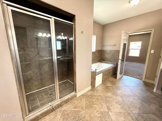Building Photo - 3712 Coco Palm Dr