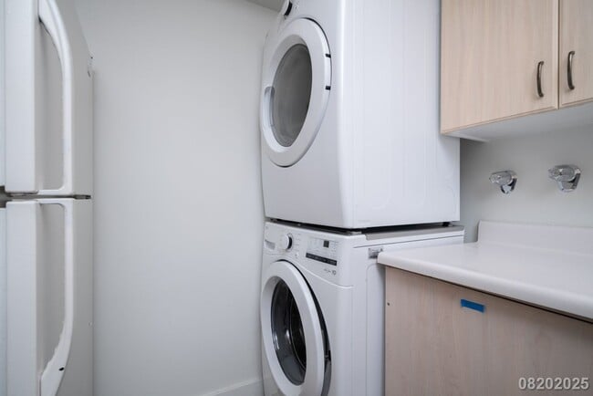 Building Photo - Beautifully maintained 1BR/1BA/1PKG unit i...