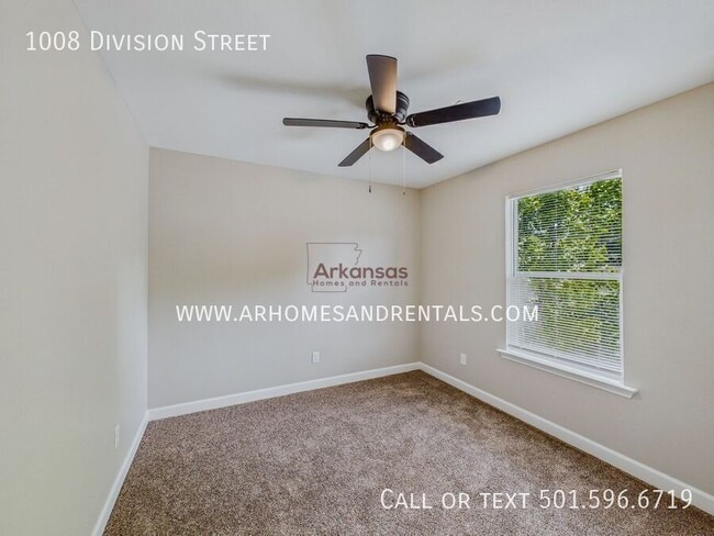Building Photo - 1008 Division St