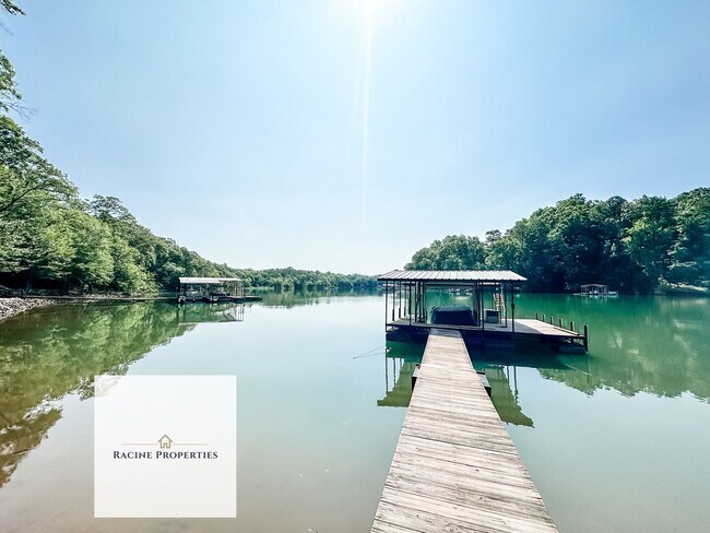 Building Photo - Townhouse available on Lake Hartwell—comes with a water view!