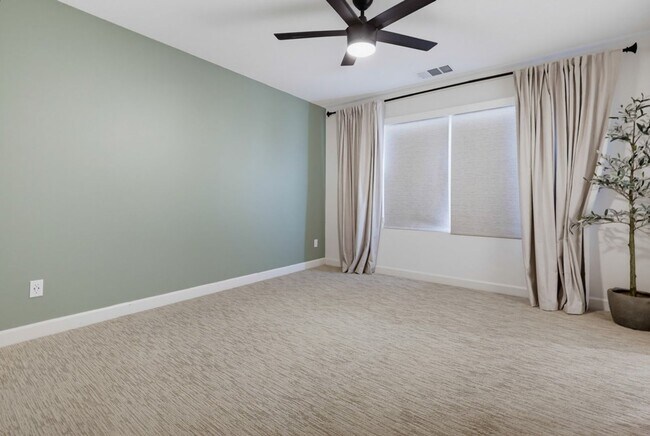 Building Photo - 956 Blackstone Dr
