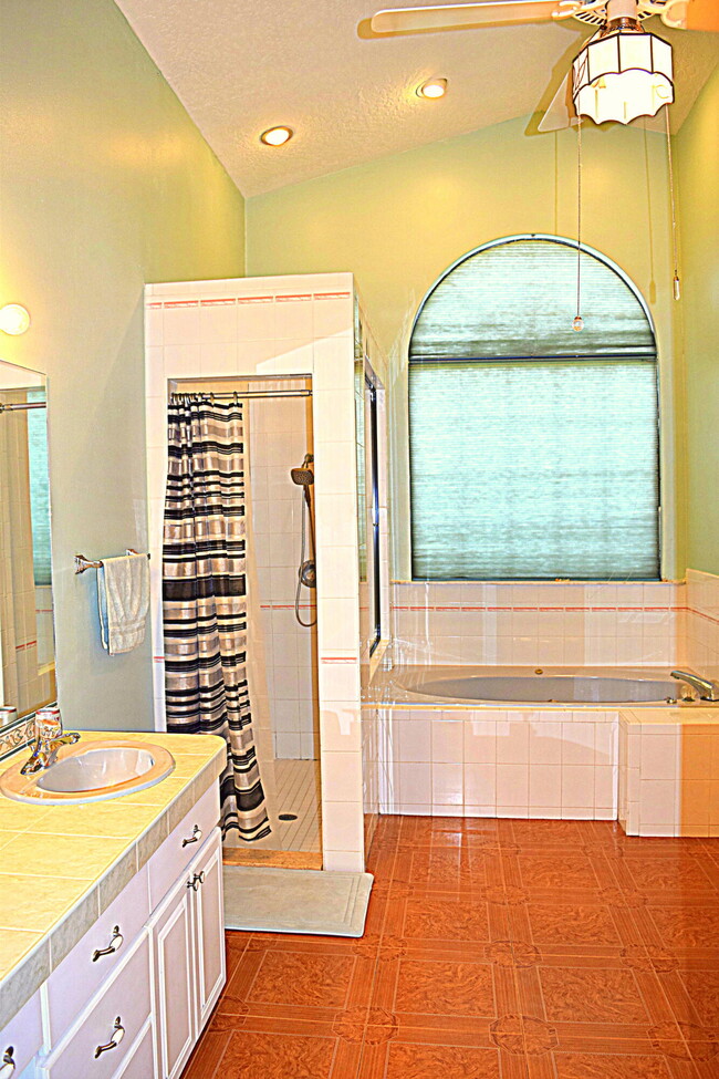 Building Photo - 285 Utopia Cir