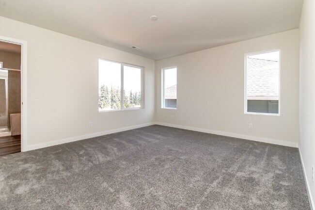 Building Photo - Scenic Auburn Living with Modern Comfort & Easy Seattle/Tacoma Access