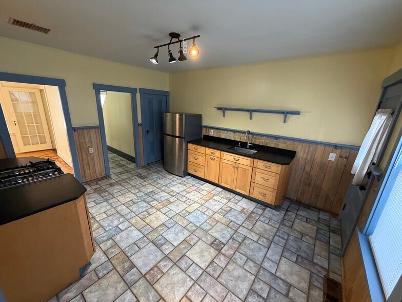 Building Photo - 127 Church Ave